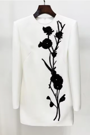 VESTIDO BLANCO DE MANGA LARGA CON DETALLE FLORAL